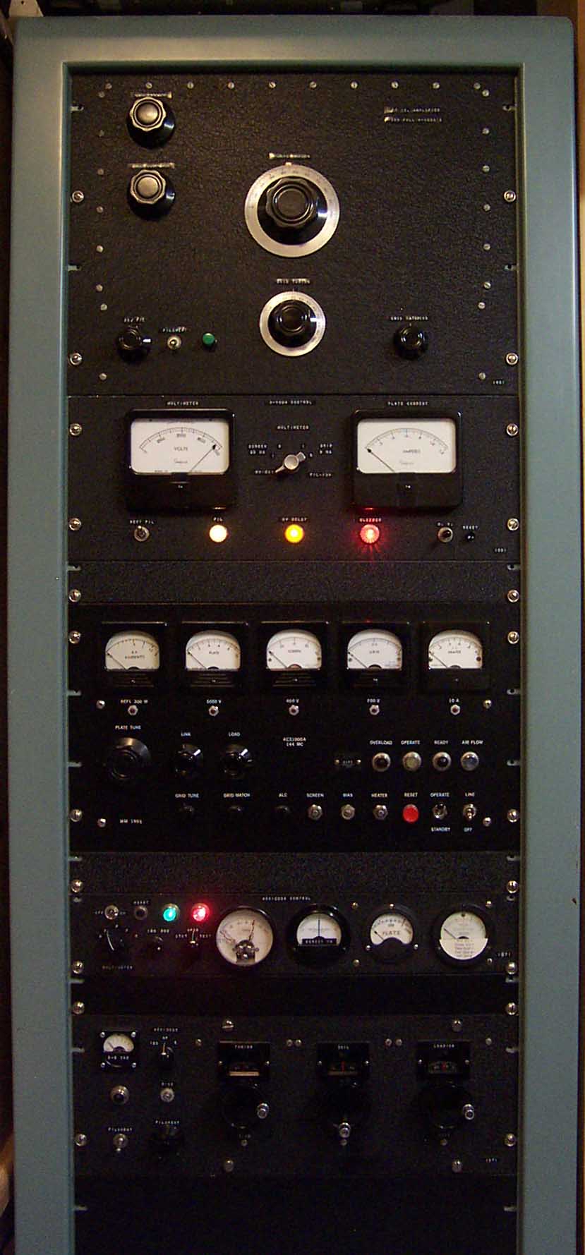 [photo: k5am amplifier rack]